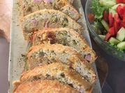 Une photo de cake salé jambon olives