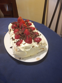 Una foto de Torta de vainillas con crema chantilly y frutillas fácil