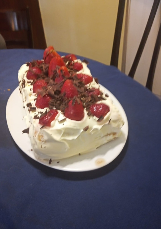 Una foto de Torta de vainillas con crema chantilly y frutillas fácil