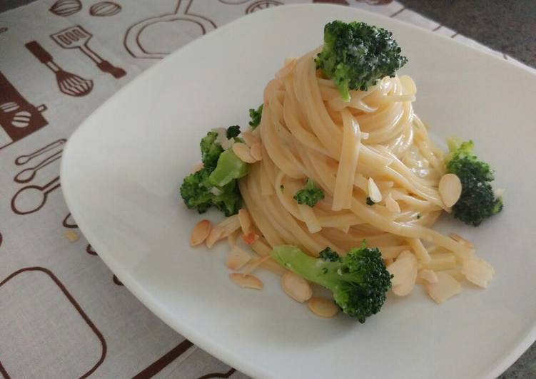 Linguine con gorgonzola, broccoli e mandorle croccanti