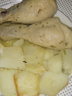 Una foto de Pollo al ajillo con papas al horno