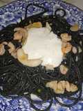 Spaghettis negros con sepia y gambas al ajillo y alioli de trufa