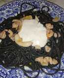 Spaghettis negros con sepia y gambas al ajillo y alioli de trufa