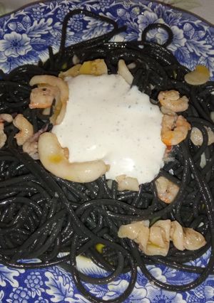 Una foto de Spaghettis negros con sepia y gambas al ajillo y alioli de trufa