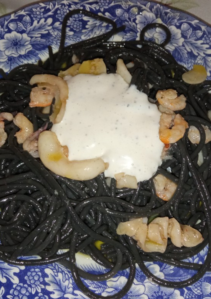 Una foto de Spaghettis negros con sepia y gambas al ajillo y alioli de trufa