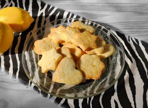 Una foto de 🍋 Galletitas de limón 🍋 ricas, crocantes y económicas - sin manteca 🍋