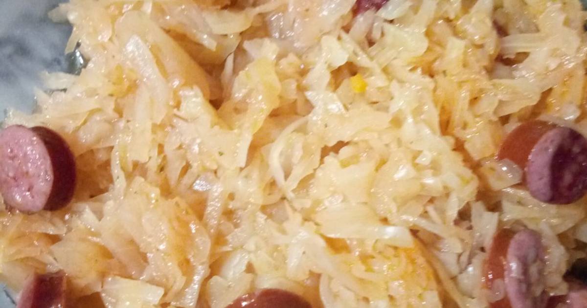 Капуста тушеная с копченой колбасой на сковороде. Бигус с копченой колбасой. Колбаски с тушеной капустой. Бигус с колбасками. Тушёная капуста с колбасой.