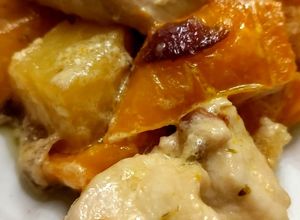 Foto di Straccetti di pollo con patate, peperoni e capperi