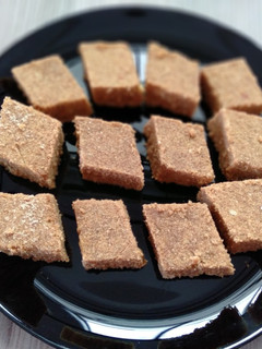 કાટલું પાક સુખડી (Katlu Paak Sukhdi Recipe In Gujarati) રેસીપી મુખ્ય ફોટો