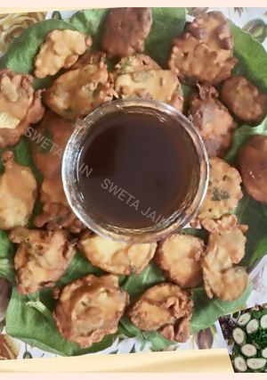 A picture of Raw Banana Palak Fritters(Jain Food).