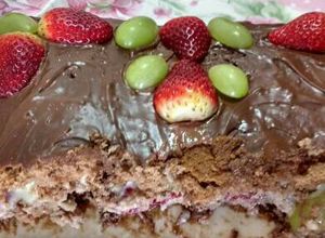 Foto de Bolo de chocolate com morango e uva