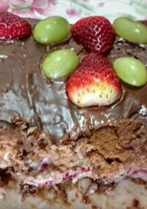Foto de Bolo de chocolate com morango e uva
