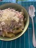 Pasta con salsa de champiñones, jamón, tocino y crema agria