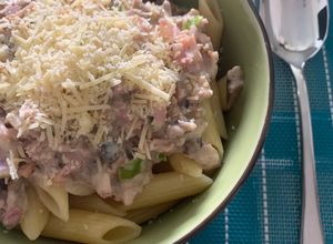 Una foto de Pasta con salsa de champiñones, jamón, tocino y crema agria