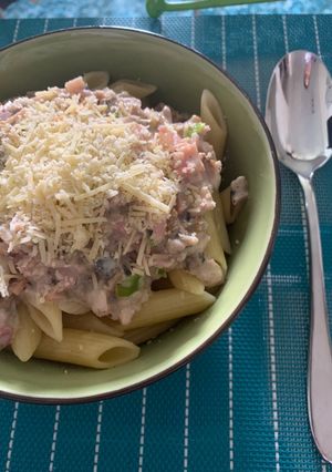Una foto de Pasta con salsa de champiñones, jamón, tocino y crema agria