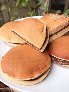 Hình của món Bánh rán Doraemon (Dorayaki).