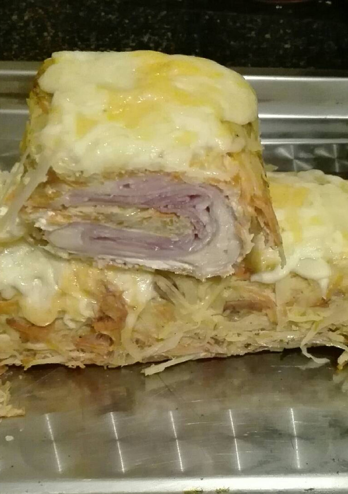 Una foto de Rollo de patatas zanahorias y cebolla relleno de queso beicon y jamón York
