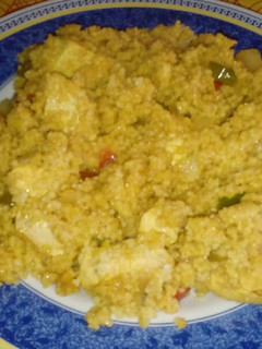 Una foto de Cous cous con verduras y pollo