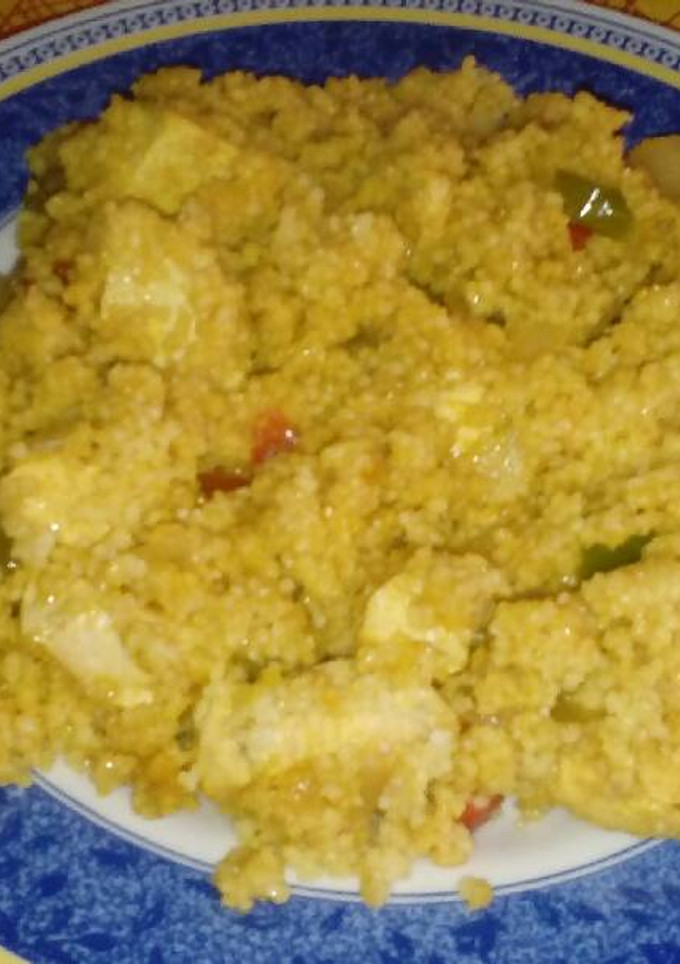 Una foto de Cous cous con verduras y pollo