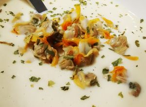 Una foto de Gazpacho de espárragos y berberechos