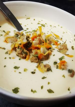 Una foto de Gazpacho de espárragos y berberechos