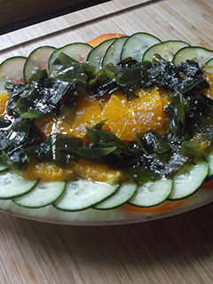 Una foto de Ensalada de rodajas con wakame