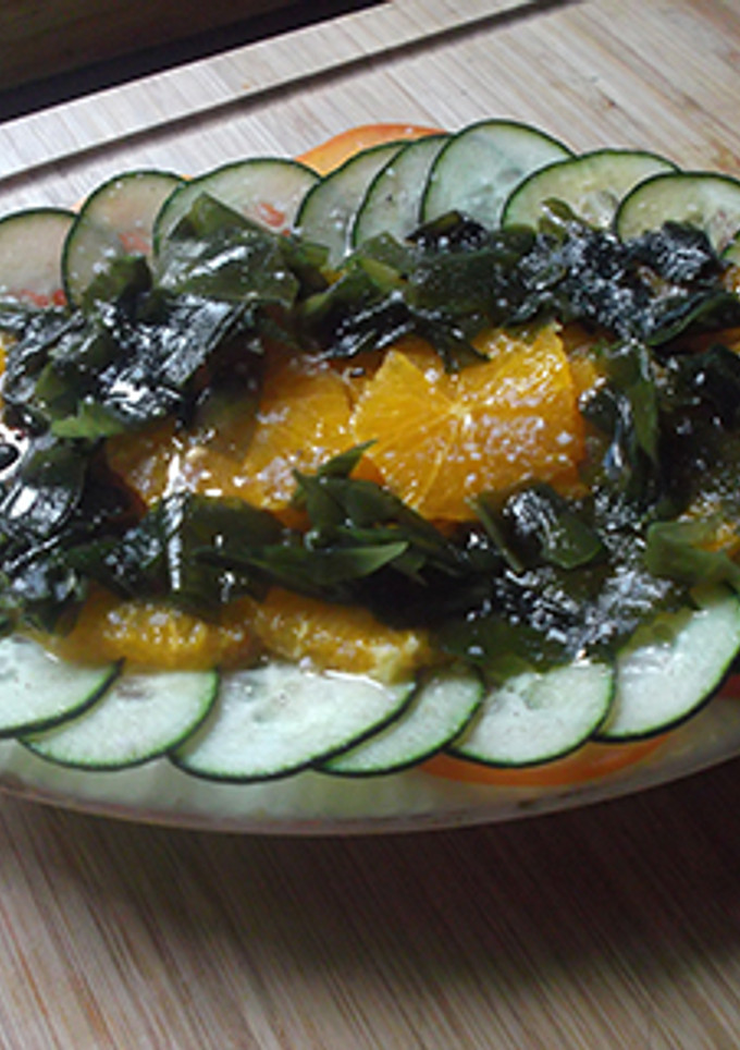 Una foto de Ensalada de rodajas con wakame