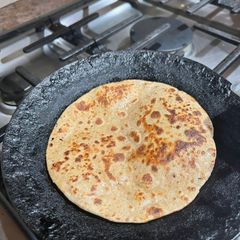 A picture of Bhakhari flatbread.