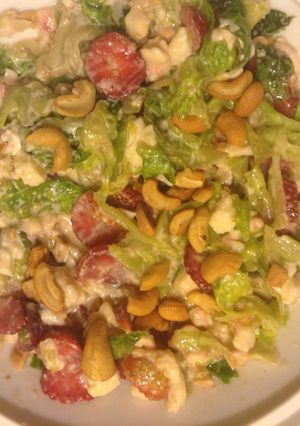 Una foto de Ensalada refrescante de Merey y fresa