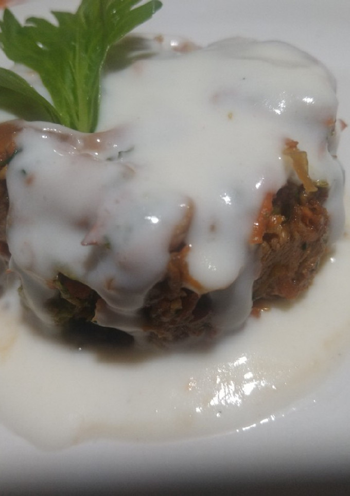 Una foto de Pollo con verduras bañada en salsa bechamel