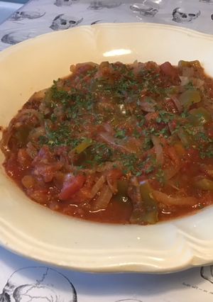 Une photo de Oignons de roscoff aux tomates,poivron vert,épices et origan