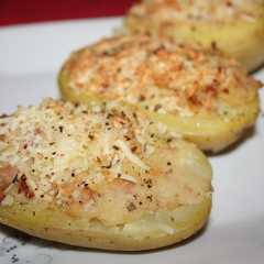 Una foto de Patatas rellenas de salchichas, bacon y mostaza