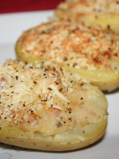Una foto de Patatas rellenas de salchichas, bacon y mostaza