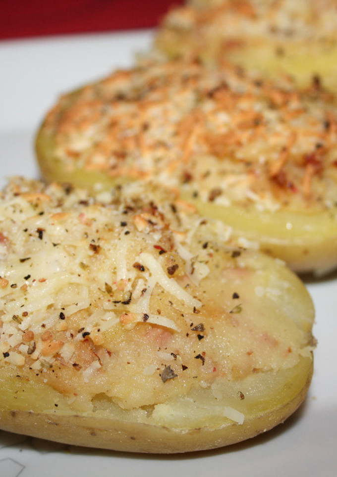 Una foto de Patatas rellenas de salchichas, bacon y mostaza