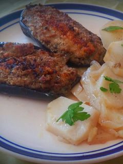Una foto de Berenjenas rellenas con patatas y cebolla