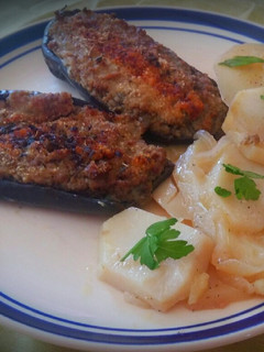 Una foto de Berenjenas rellenas con patatas y cebolla
