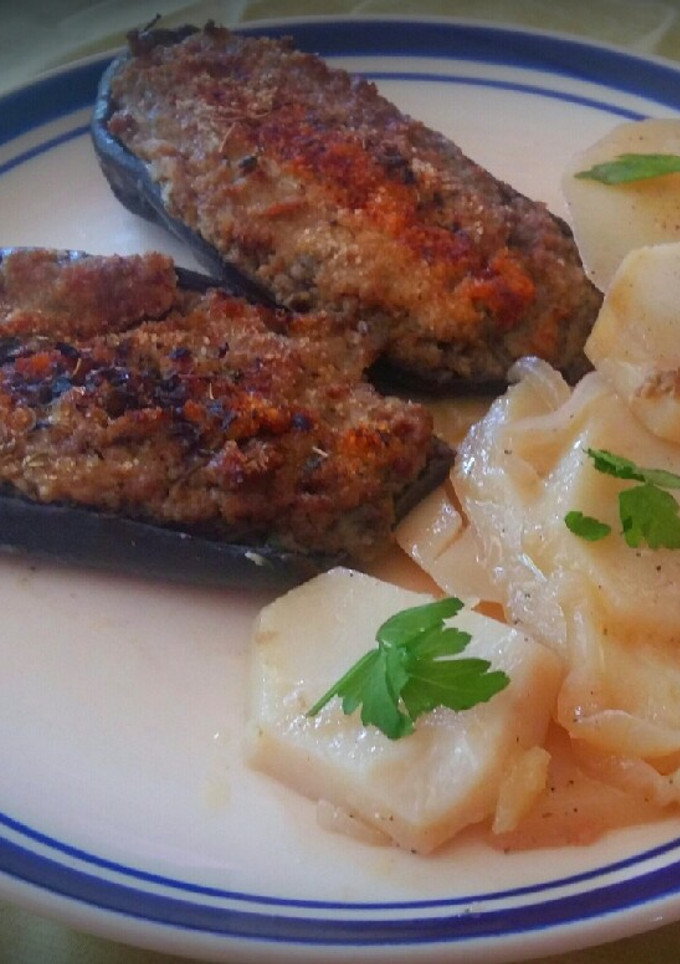 Una foto de Berenjenas rellenas con patatas y cebolla
