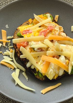 Una foto de Tostada de pan con huevos revueltos