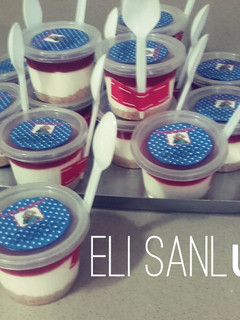 Una foto de Mousse de queso con fresas y crujiente de galleta al caramelo