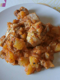 Una foto de Estofado de pollo/conejo con patatas