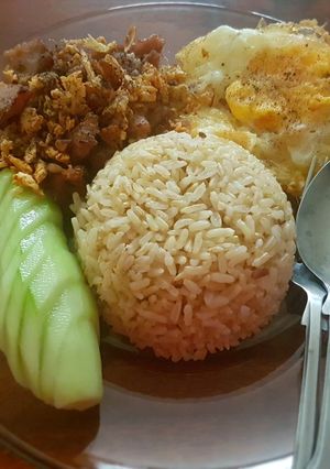 รูปของ หมูทอดกระเทียมพริกไทยไข่ดาว