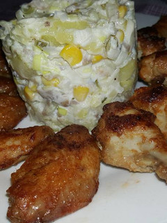 Una foto de Alitas al yogurt y patatas asadas al microondas