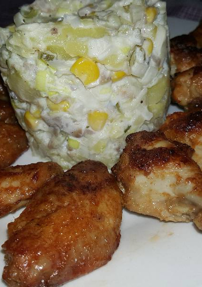 Una foto de Alitas al yogurt y patatas asadas al microondas