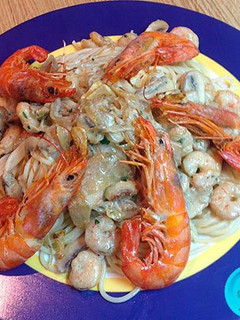 Una foto de Espaguetis con gambas y champiñones