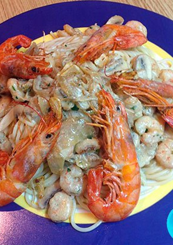 Una foto de Espaguetis con gambas y champiñones