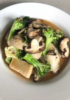 รูปของ ผัดบร็อคโคลี่เต้าหู้เห็ด 🥦🌶🍄#อาหารไทยง่ายๆ