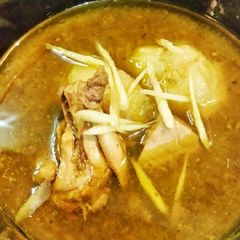 A picture of Green chicken curry.