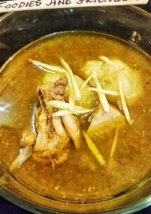 A picture of Green chicken curry.