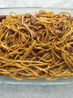 Una foto de Tallarines con salsa de soja y almendras