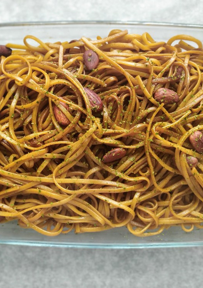 Una foto de Tallarines con salsa de soja y almendras